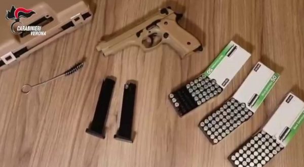 Spari a ciclisti per strada nel Veronese, denunciato un 25enne