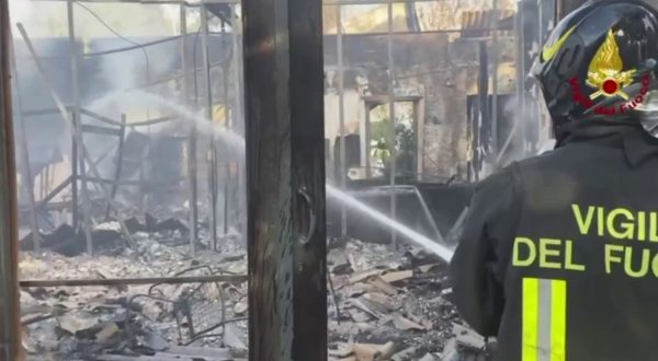 Vasto incendio a Catania nella zona industriale, i Vigili del Fuoco in azione