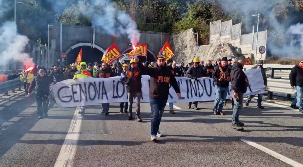 I lavoratori dell’ex Ilva occupano l’autostrada A10, Genova bloccata