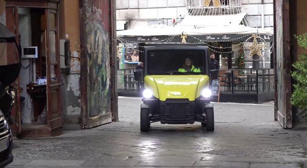 Dal centro storico ai pacchi di Natale, il portalettere racconta Napoli