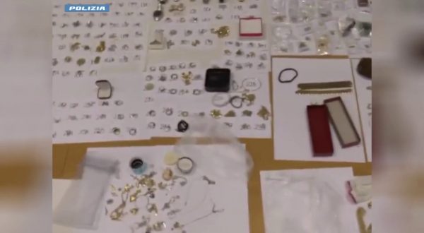 Gioielli e orologi rubati rivenduti all’estero, 4 arresti a Milano