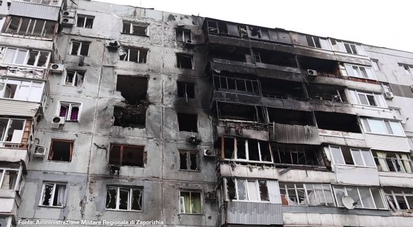 Attacco russo su un edificio residenziale ucraino, 4 feriti