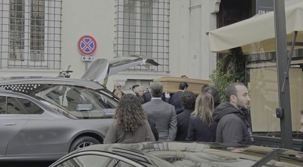 Il feretro di Valentino arriva alla camera ardente di piazza Mignallei a Roma