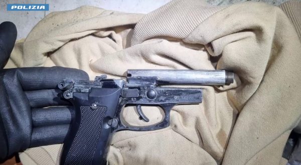 Blitz polizia allo Zen di Palermo, trovate pistole e munizioni
