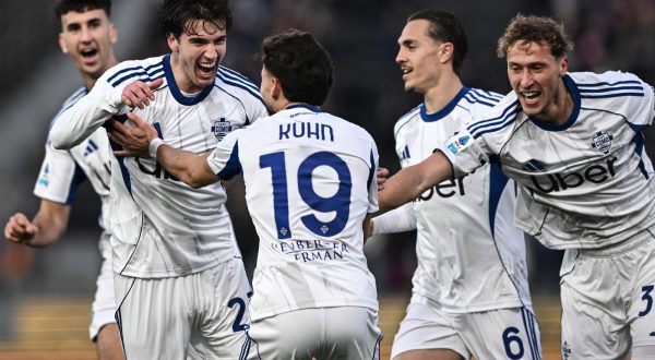 Il Como vince anche a Pisa e continua a sognare l’Europa