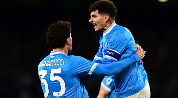 Il Napoli rallenta la corsa scudetto, l’Hellas sfiora il colpaccio