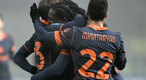 L’Inter vince 2-0 nella nebbia, Dimarco e Thuram stendono il Parma