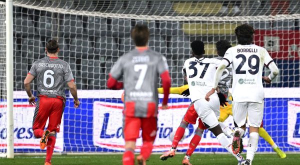 La Cremonese scappa, il Cagliari non si arrende: 2-2 allo Zini