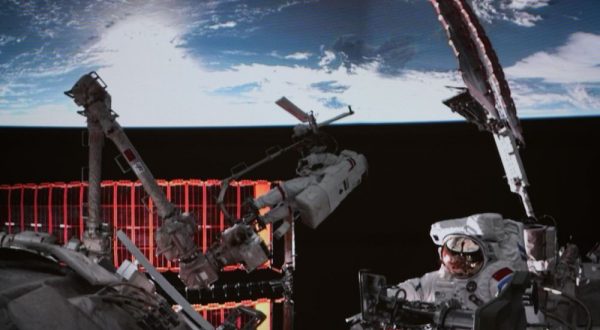 Cina, esperimenti e addestramento in orbita per gli astronauti di Shenzhou-21