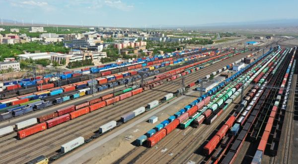 Cina, numero record di treni merci per l’Europa dal porto di Alashankou