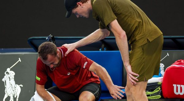 Gaston si ritira dopo aver perso i primi due set, Sinner avanti a Melbourne