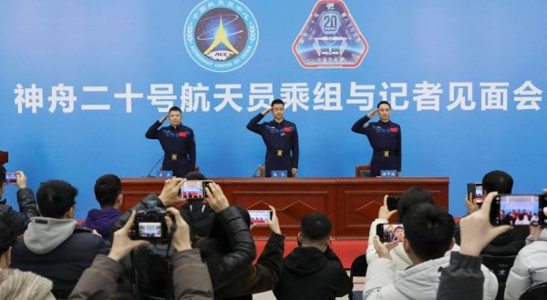 Cina, conferite medaglie ai tre astronauti della missione Shenzou-20
