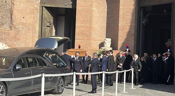 L’ultimo saluto a Valentino, “Grazie per avere creato bellezza”