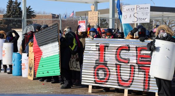 Minneapolis, uomo ucciso da agenti federali, governatore Walz “Trump ritiri ICE”