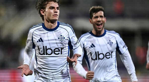 Il Como vince 3-1 in rimonta a Firenze, ai quarti contro il Napoli