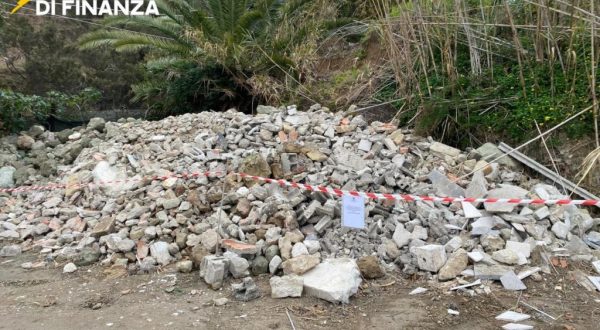 Discarica abusiva di 300 mq a Ischia, sequestri e denunce