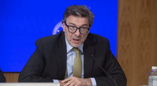 S&P conferma per l’Italia il rating e aumenta outlook, Giorgetti “Lavoro paga”