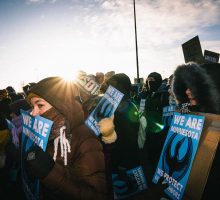 In migliaia a Minneapolis contro Ice, appare a sorpresa Bruce Springsteen