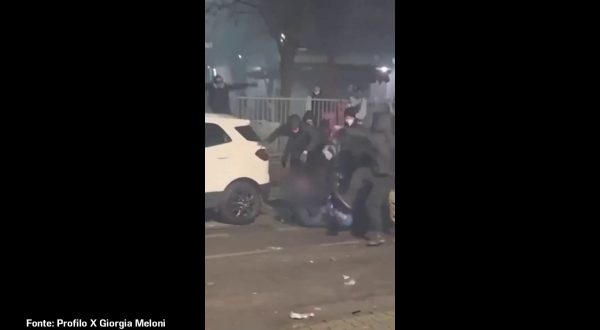 Poliziotto accerchiato e aggredito al corteo Askatasuna a Torino, le immagini