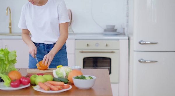 Italiani sempre più in cucina: meno ristoranti, più digitale