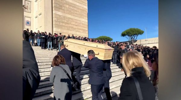 Strage Crans-Montana, a Roma l’ultimo saluto al 16enne Riccardo Minghetti