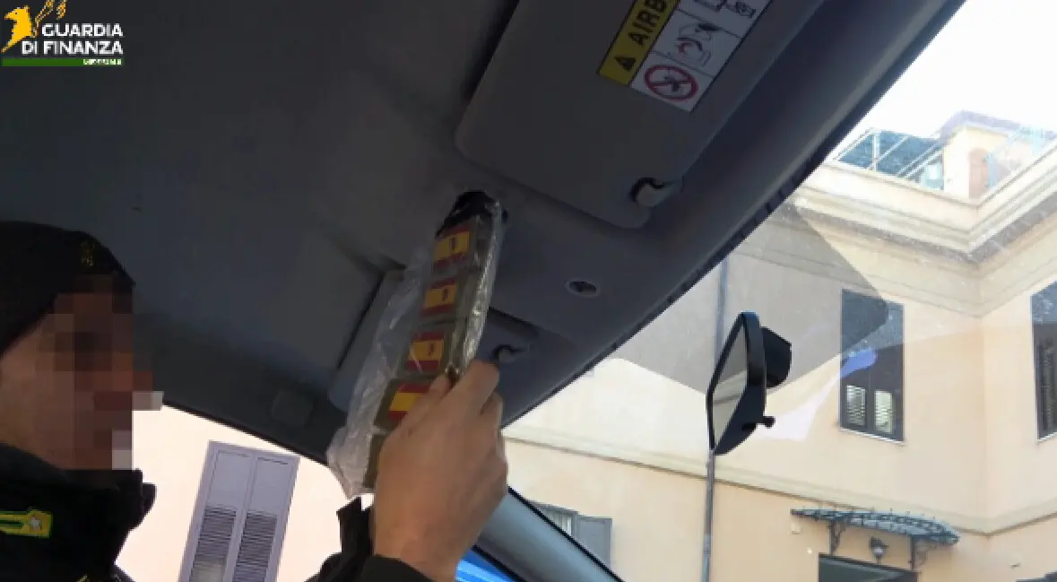 Agli imbarcaderi dello Stretto di Messina con 4 kg di hashish, arrestato