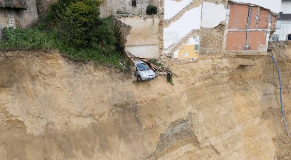 Frana a Niscemi, una palazzina di tre piani crolla nel precipizio. Costituita una Commissione di studio