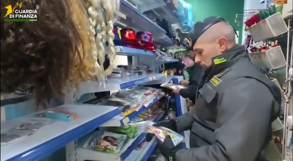 Lucca, sequestrati 4.000 prodotti di Carnevale pericolosi