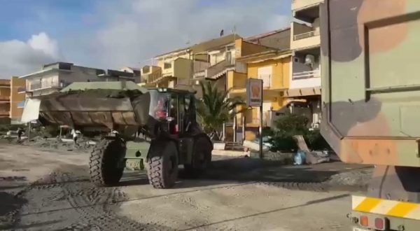 Maltempo, l’esercito al lavoro nel Messinese. le immagini
