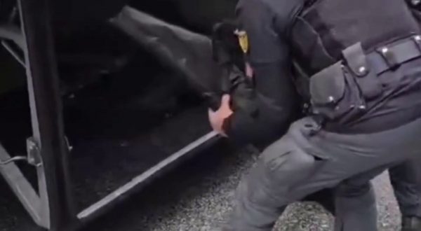 Controlli in vista di Roma-Stoccarda, trovate aste e bottiglie di vetro sui bus