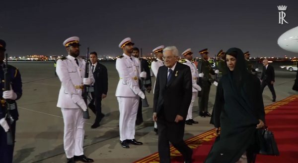 Mattarella atterrato a Dubai, prosegue la visita di Stato negli Emirati
