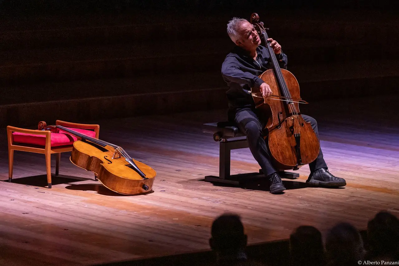 Giovanni Sollima in concerto al Politeama Garibaldi per la 66esima stagione dell’Orchestra Sinfonica Siciliana