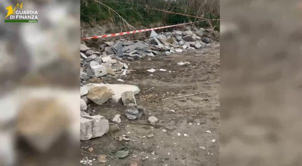 Trecento metri quadrati di terreno vegetale trasformati in una discarica abusiva