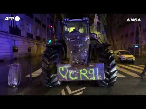 Parigi, la protesta contro il Mercosur arriva sotto la Tour Eiffel e l’Arco di trionfo #ansa #news