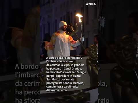 Milano Cortina,la fiaccola sbarca a Venezia:sfilata sul Canal Grande #ansa #news #milanocortina2026