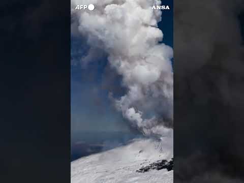 Etna, la spettacolare discesa tra neve, giochi di luce e cenere #ansa #news