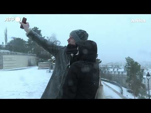 Neve e ghiaccio a Parigi: Montmartre sotto una coltre bianca #ansa #news