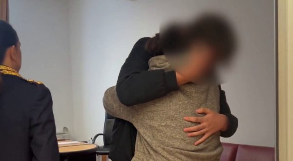 Il 14enne scomparso nel Veronese riaffidato alla madre, l’abbraccio commovente