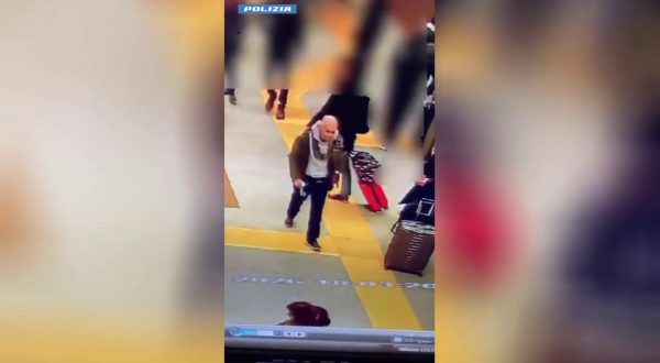 Capotreno ucciso a Bologna, diffuse le immagini del sospettato