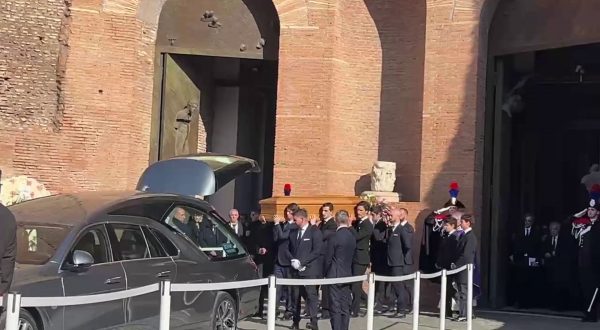 Il feretro di Valentino lascia la chiesa tra gli applausi, le immagini