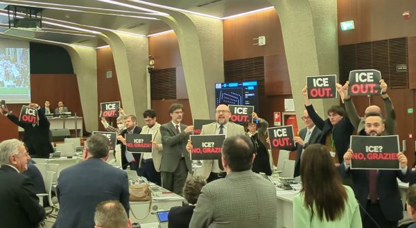 Opposizioni protestano in Regione Lombardia contro presenza ICE a Milano-Cortina
