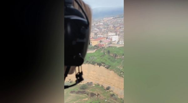 Meloni sorvola Niscemi in elicottero, le immagini