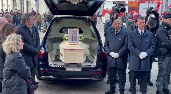 Funerali Achille Barosi, feretro salutato da applausi e note di “Perdutamente”