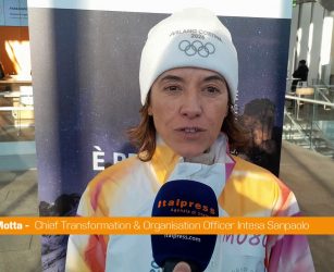 Fiamma Olimpica in sede torinese di Intesa Sanpaolo, Motta e Cascella tedofori