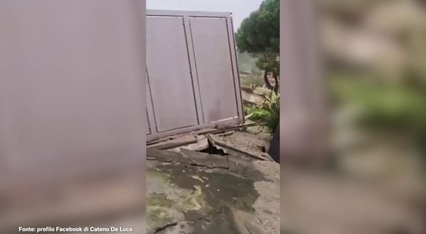 Maltempo nel Messinese, crolla muro in una piazza a Taormina