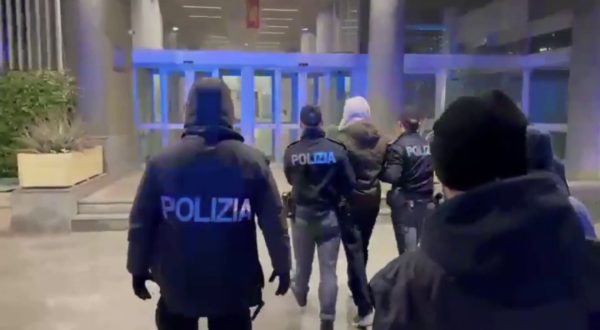 Arrivo alla Questura di Brescia del presunto omicida del capotreno, le immagini