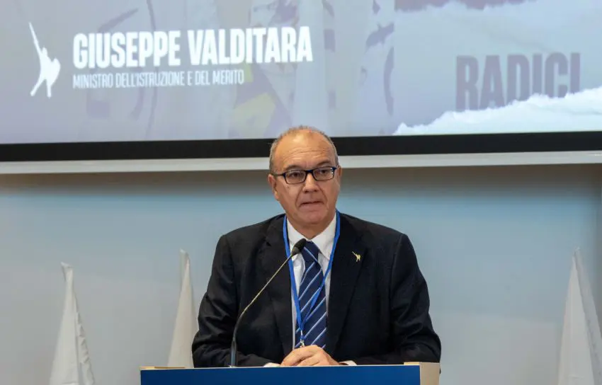 Valditara &ldquo;Sul divieto uso dei social per under 16 decide il Parlamento&rdquo;
