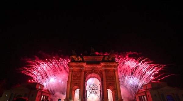 Mattarella in tram, poesia, musica e grandi star: parte Milano-Cortina