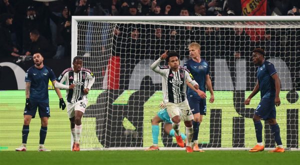 Kalulu salva la Juve e beffa la Lazio al 96°, a Torino finisce 2-2