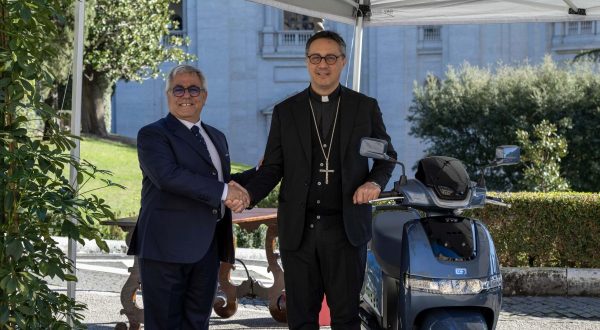 Due scooter elettrici TVS iQube al Governatorato di Stato della Città del Vaticano